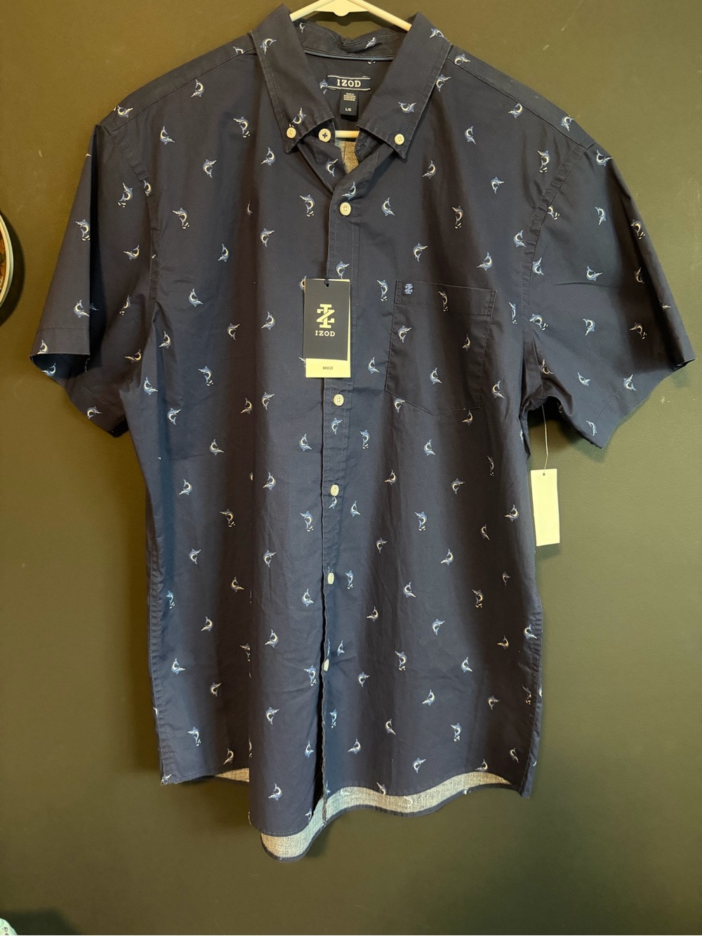 Izod Men’s Casual Button Down Camp Shirt. NWT